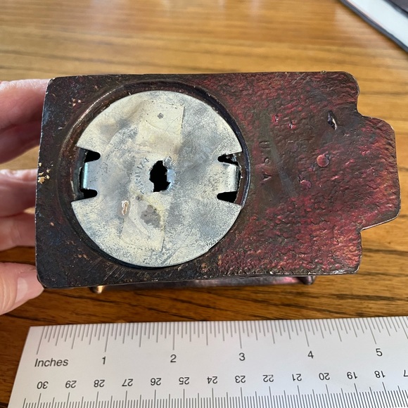 Vintage metal log cabin bank. Dimensions @ 4.25 x 2.5 x 3.25 in inches - Picture 5 of 10